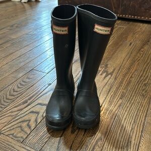 Black hunter boots us 1  good condition

Unisex color